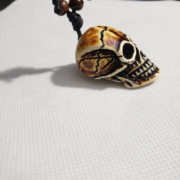 Women's NWT Carved Skull Adjustable Necklace - Picture 7 of 8